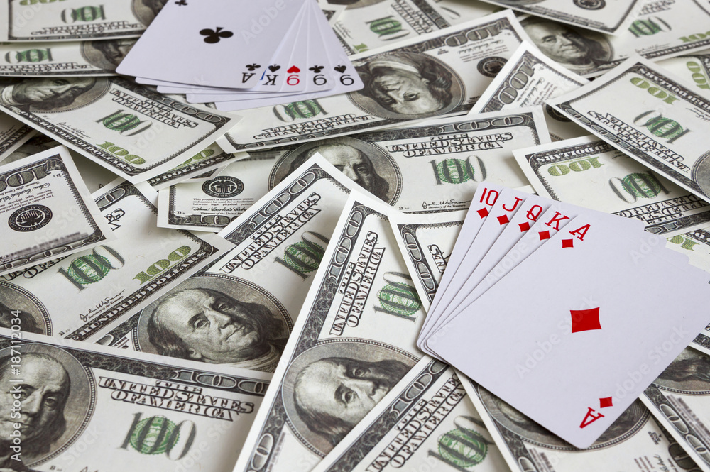 Mesa de Blackjack com cartas e fichas